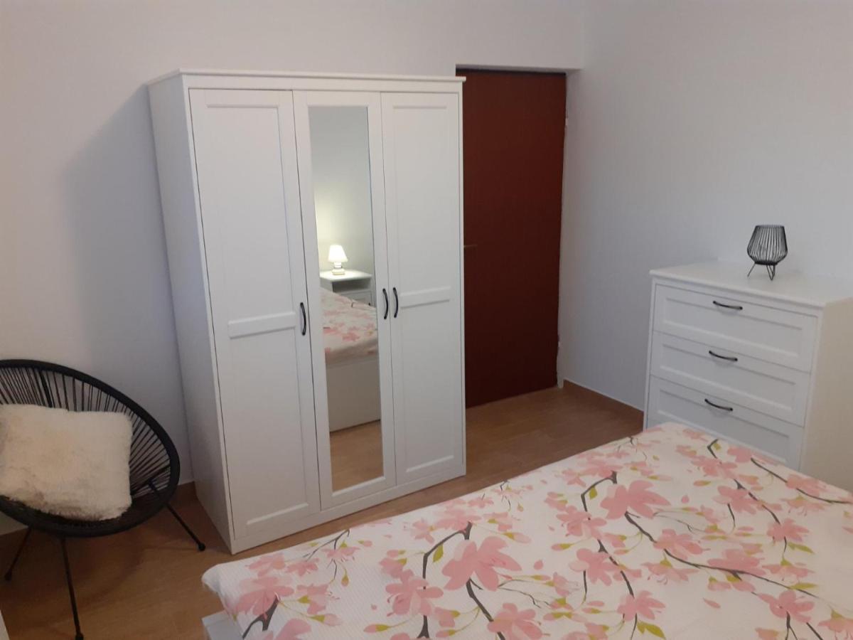 Charming Apartments In Pula Bagian luar foto