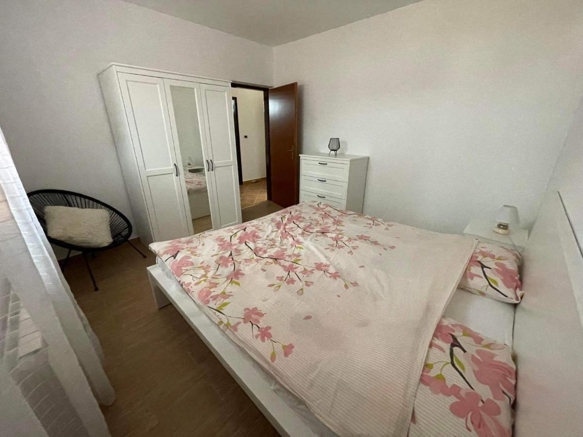 Charming Apartments In Pula Bagian luar foto